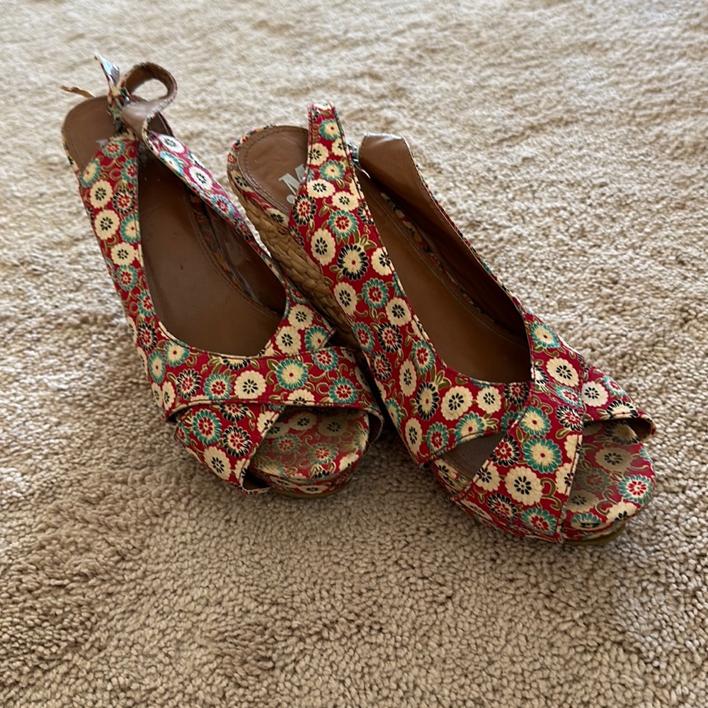 Size 9 red flower wedges from Miss Me